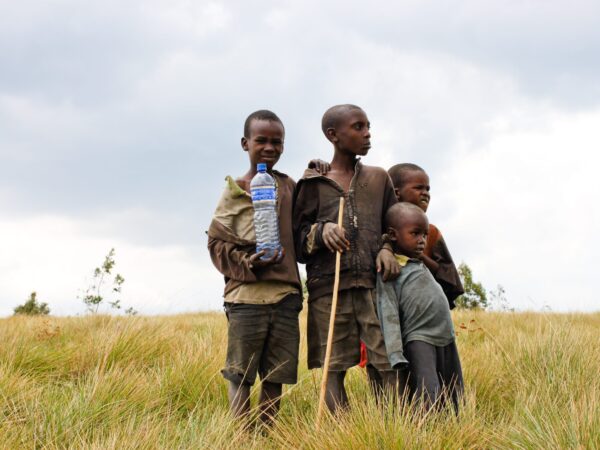 ragazzini giocando nel bush africano