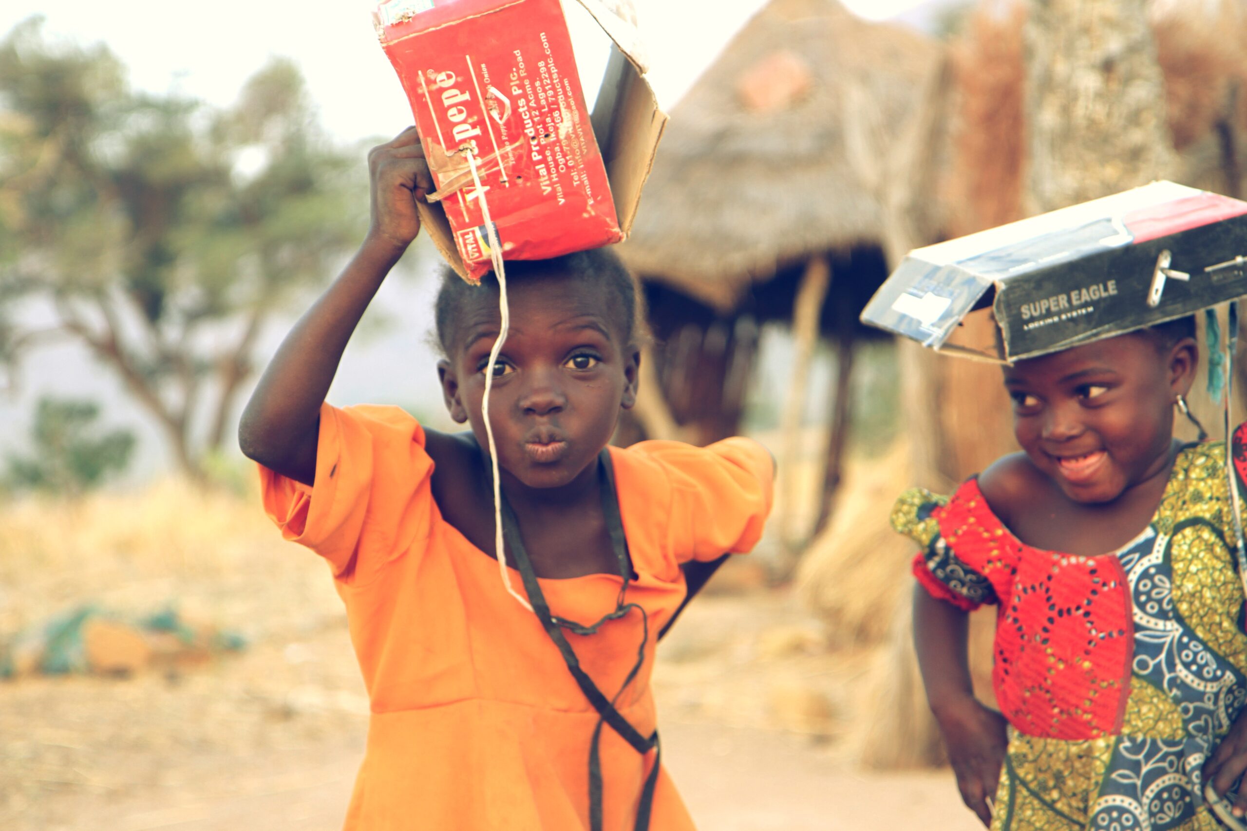 Sorrisi di bambini strade africane